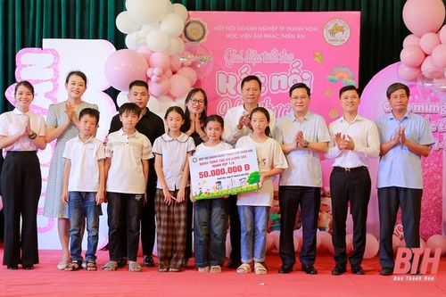 Trao quà cho các em nhỏ Làng trẻ em SOS Thanh Hóa