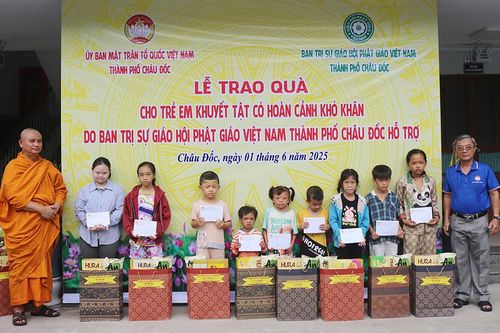 100 trẻ em khuyết tật TP. Châu Đốc nhận quà 1/6