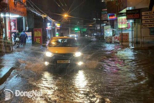 Một số tuyến đường tại 'siêu phường' Trảng Dài ngập nước do mưa lớn