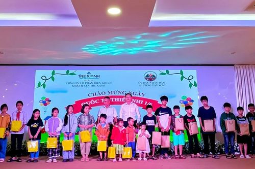 Pleiku: Trao tặng quà cho trẻ em có hoàn cảnh khó khăn