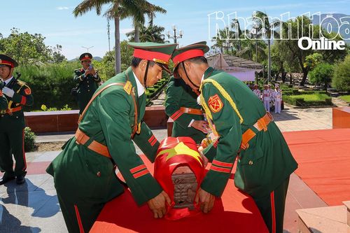 Xúc động ngày đưa các anh về bên đồng đội