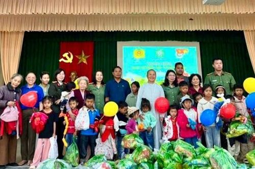 Trao 200 phần quà cho thiếu nhi vùng sâu xã Lát