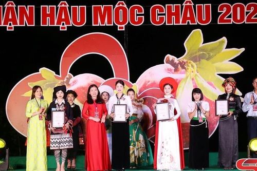 Trình diễn thời trang nông sản và trang phục dân tộc Mộc Châu
