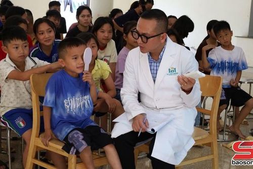 Khám mắt miễn phí 'Vì đôi mắt trẻ thơ'