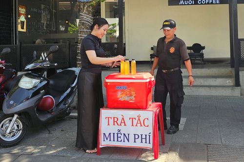 Trà tắc miễn phí giữa trưa hè
