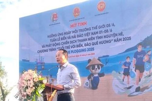 Nhặt rác hưởng ứng Ngày Môi trường thế giới
