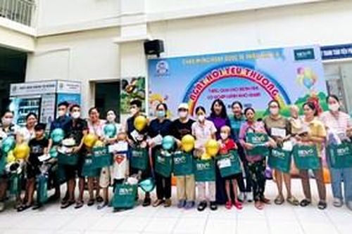 Bệnh viện Trung ương Huế trao quà cho 100 bệnh nhi