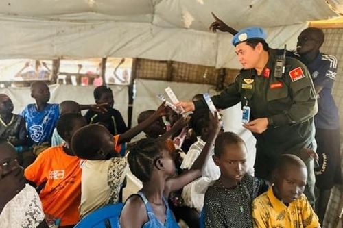 Những người lính mũ nồi xanh Việt Nam mang ánh sáng tri thức đến trẻ em Nam Sudan