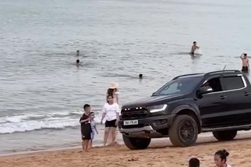 Xe bán tải chạy ngông nghênh trên bãi biển Tuy Hòa và Quy Nhơn