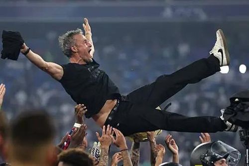 HLV Luis Enrique đi vào lịch sử