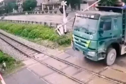 Xe tải đâm gãy rào chắn để băng qua đường sắt
