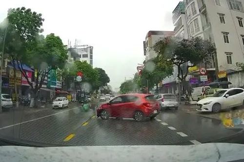 Ô tô quay đầu bất cẩn đâm ngã xe máy