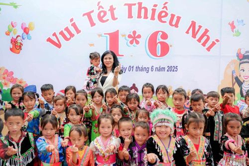Phu nhân Tổng Bí thư Tô Lâm thăm, tặng quà học sinh vùng cao Điện Biên