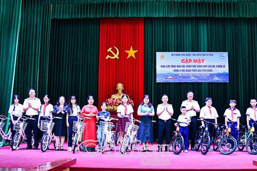 Mang yêu thương đến đảo xa