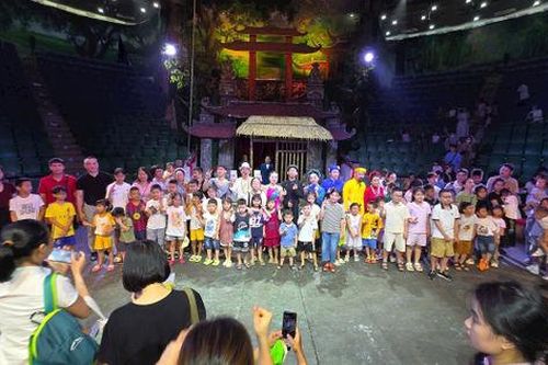 Đoàn viên, thanh niên chuyên ngành III mang đến không khí ngày hội cho thiếu nhi