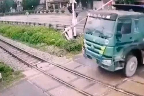 Clip: Khoảnh khắc rụng tim khi tài xế ô tô cố tông gãy rào chắn đường sắt ở Thanh Hóa đúng lúc tàu hỏa đến gần