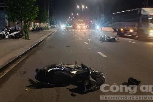 Hai xe máy tông nhau rồi văng xa hàng chục mét, hai người thương vong