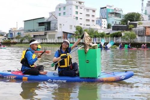Thanh niên chèo thuyền vớt rác trong chiến dịch 'bảo vệ dòng sông quê hương'