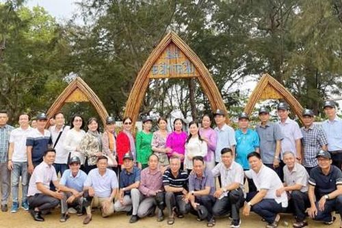 Đua nhau đi 'học tập kinh nghiệm' trước khi giải thể cấp huyện