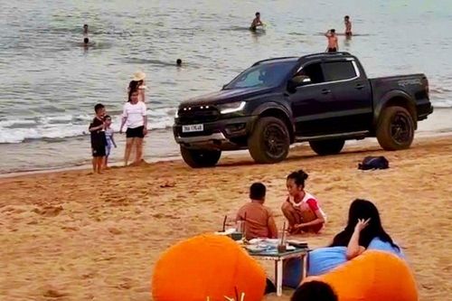 Lái xe bán tải chơi ngông phóng ào ào, bóp còi inh ỏi trên bãi biển đông người