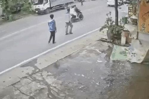 Phóng 'bạt mạng' trên đường, xe máy tông trúng 3 người đi bộ ở Tuyên Quang