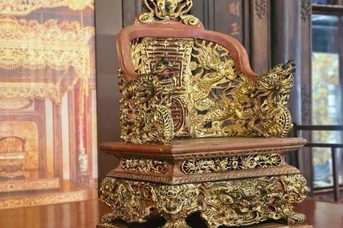 Điều ít biết về những chiếc ngai đang được trưng bày tại Bảo tàng Cổ vật Cung đình Huế