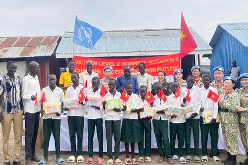 Bác sĩ mũ nồi xanh Việt Nam tặng quà cho học sinh Nam Sudan