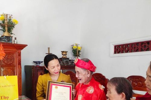Mặt trận tỉnh Bình Định thăm, chúc thọ và tặng quà người cao tuổi tiêu biểu năm 2025