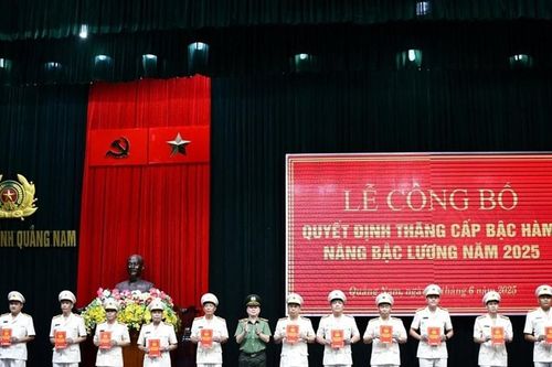 Quảng Nam: Hơn 940 cán bộ, chiến sĩ được thăng cấp bậc hàm, nâng bậc lương năm 2025