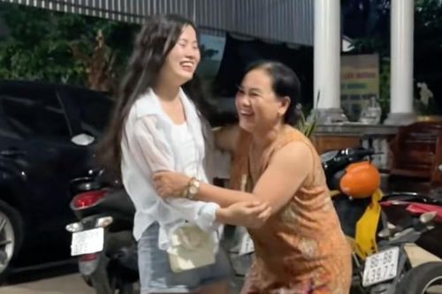 Mẹ cuống quýt, lắp bắp khi con gái bất ngờ từ Hàn về thăm nhà