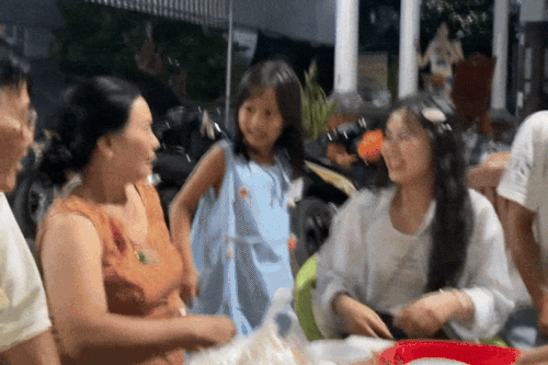 Mẹ hét lên, 'bỏ chạy' khi phát hiện con gái bí mật từ Hàn về thăm nhà
