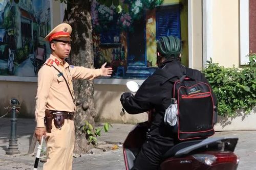 Phạt nặng hàng chục tài xế xe máy đi ngược chiều