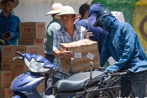 Người dân mưu sinh dưới thời tiết nắng nóng ngoài trời hơn 60 độ C