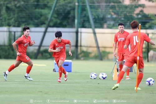 Đội tuyển Việt Nam đủ quân số tập luyện trước trận đấu với Malaysia