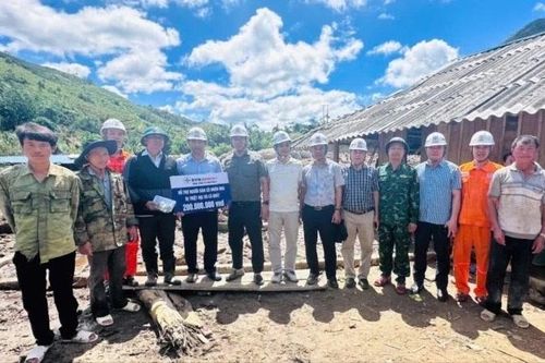Hỗ trợ 400 triệu đồng cho nhân dân vùng lũ Tương Dương, Nghệ An