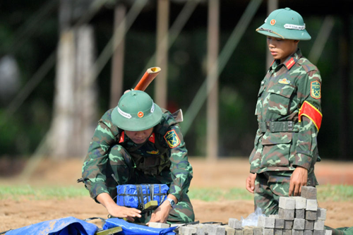 Chiến sĩ mới thực hành '3 tiếng nổ'