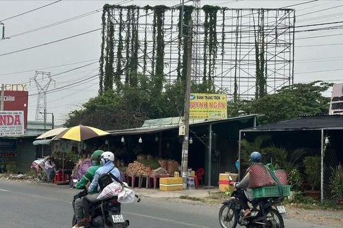 Pano quảng cáo sắp sập