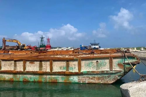 Cận cảnh tàu kéo sà lan được trục vớt sau 1 năm chìm dưới biển Lý Sơn