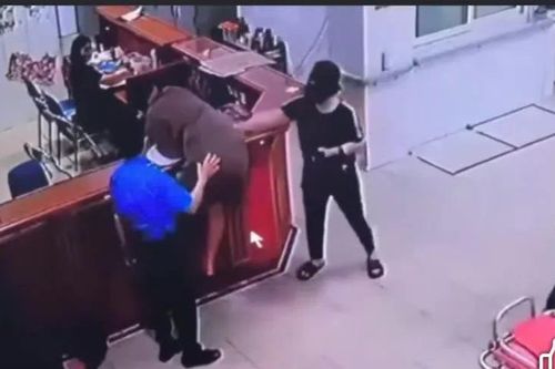 Làm rõ việc nhân viên y tế bị hành hung