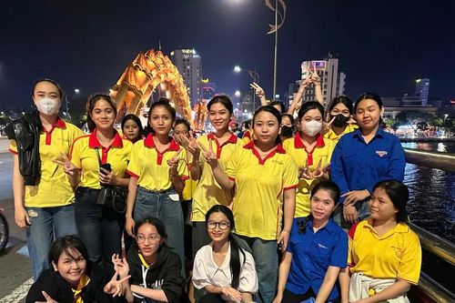 Sinh viên Đà Nẵng lan tỏa thông điệp 'thắp sáng bầu trời – giữ sạch mặt đất'