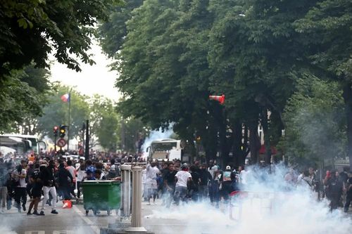 Sau 2 ngày PSG vô địch Champions League, đường phố Paris vẫn hỗn loạn