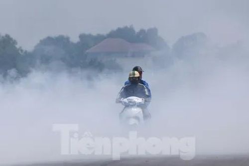 Tài xế 'cay mắt' vì khói rơm mù mịt trên cao tốc, quốc lộ qua Hà Tĩnh