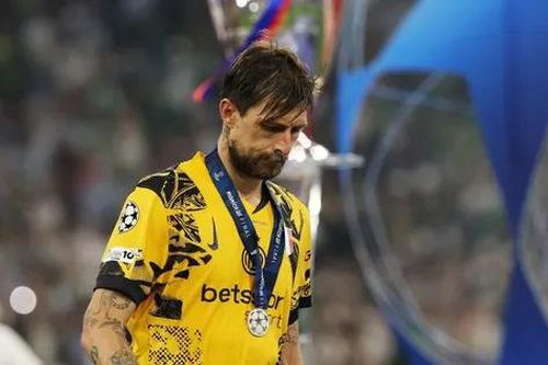 Chỉ... 1 CĐV đón Inter về nước sau thảm bại ở chung kết Champions League