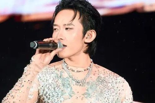 Hàng nghìn khán giả đội mưa tầm tã xem nhóm nhạc 5 anh trai