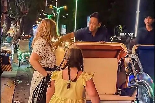 Chuyển công an xác minh vụ lái xích lô giật tiền trên tay du khách nước ngoài
