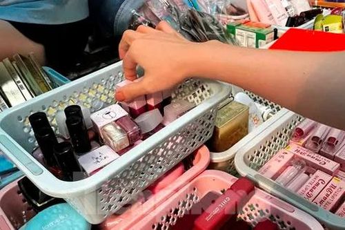 Cận cảnh 'hàng hiệu giá bèo' cần là có ở chợ truyền thống TPHCM