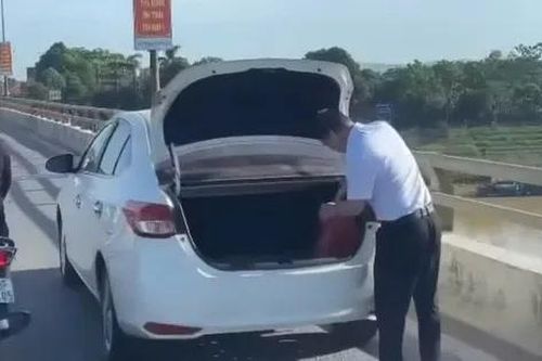 Clip tài xế dừng xe trên cầu, mở cốp vứt đồ xuống sông ở Thanh Hóa