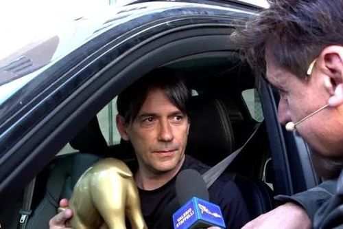 Trở về nhà, HLV Simone Inzaghi bị hạ nhục bằng giải 'Lợn vòi Vàng'