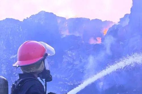 Cháy xuyên đêm, thiêu rụi hàng trăm tấn giấy tại một nhà máy ở Ninh Bình