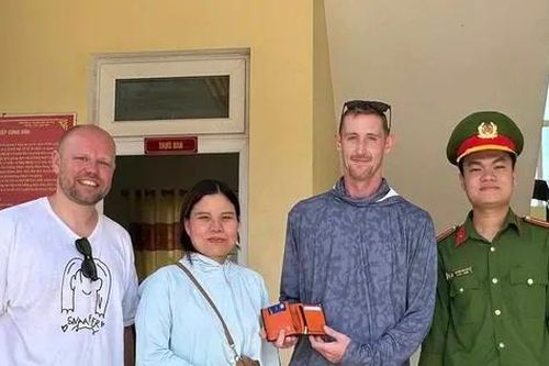 Cô giáo Vân Kiều trả lại ví cho du khách người Anh